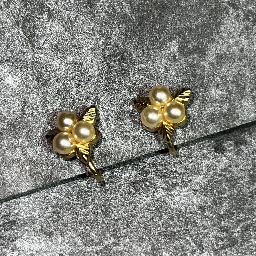 Vintage c1980 Feminine Gold-Tone Faux Pearl Cluster w/ Leaves Clip-On Earrings